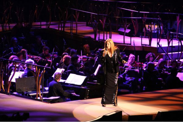 barbra-with-orchestra1b1f7d3f-ce34-2c9d-7cae-e2c5420cb94d3D94A38F-0968-39A6-2827-BC994F2322AA.jpg